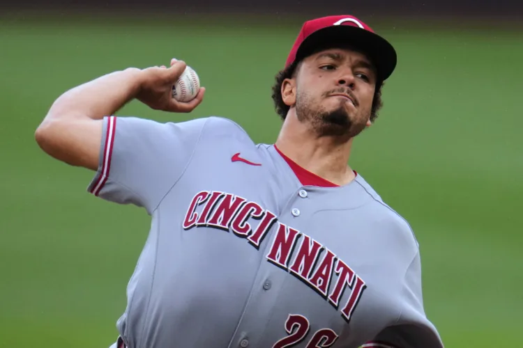 Burns agrees to $105 million, 7-year deal with Reds for 2027-33